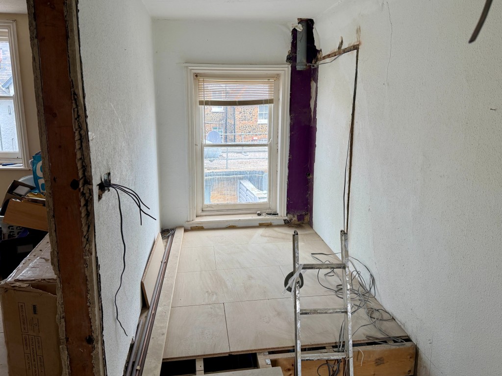Lot: 40 - THREE-BEDROOM MAISONETTE FOR COMPLETE REFURBISHMENT - Landing